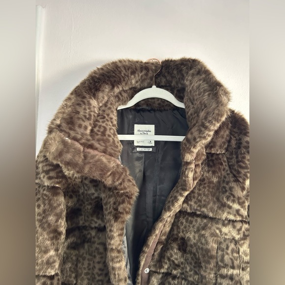 β¨NWOTβ¨ Abercrombie & Fitch βThe A&F Mini Pufferβ Faux Fur Coat Cheetah Pβ¦ - Picture 3 of 6